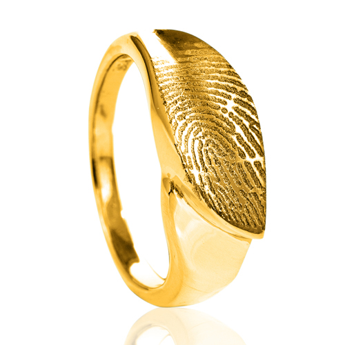 Gouden ring met vingerafdruk in gebogen vlak
