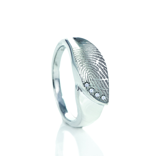 Zilveren ring met vingerafdruk in gebogen vlak met 4 stenen