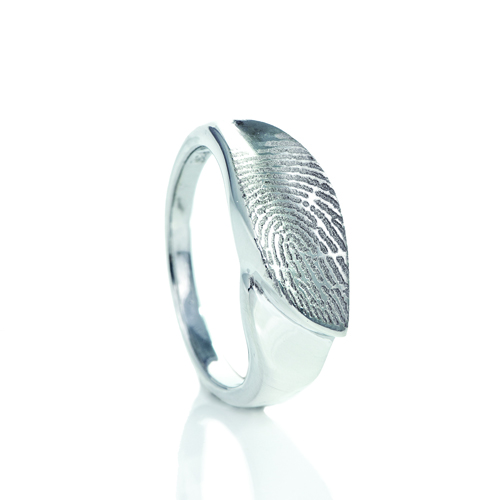 Zilveren ring met vingerafdruk in gebogen vlak