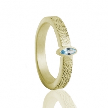Gouden vingerafdruk ring met markies geslepen topaas