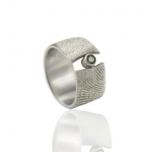 Zilveren vingerafdruk ring met zetkast met steen