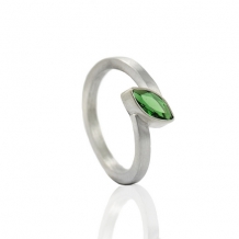 Asring met askamer achter synt. Smaragd 8x4mm