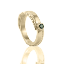 Gouden asring met askamer achter synt. Smaragd 3mm