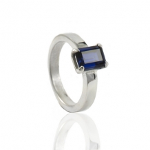Asring met gesloten askamer achter synt. saffier 8x6mm