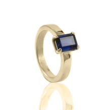 Gouden asring met gesloten askamer achter synt. saffier 8x6mm