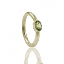 Gouden asring met askamer achter peridoot 6x4mm