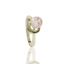 Gouden asring met glazen asbol van 7mm