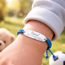 blauw kinderarmbandje met naam en telefoonnummer