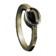 Gouden asring met 6 pave gezette stenen en saffier