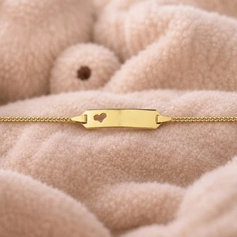 Gold plated baby armbandje met naam en uitgesneden hartje