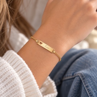 Gouden armbandje met uitgesneden hartje en gravure