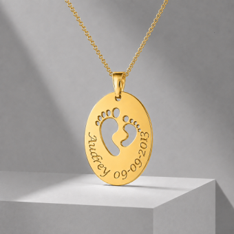 Gouden geboorte hanger met twee voetjes en persoonlijke gravure