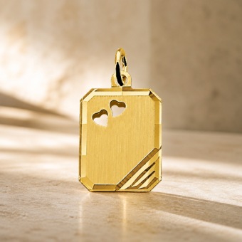 14K gouden rechthoekige hanger met hartjes en gravure