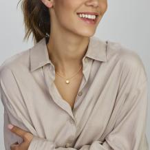 Gouden ketting met foto hanger rond met sierlijke rand