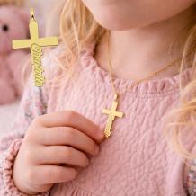 Gouden kruis hanger met naam – gepersonaliseerd draagfoto