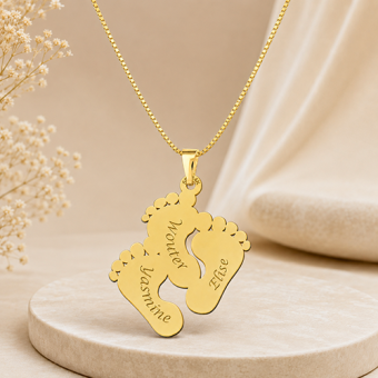 Gouden babyhanger met 3 voetjes en persoonlijke gravure