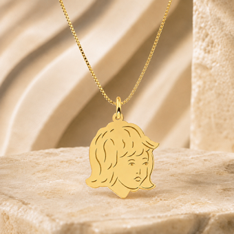 Gouden meisjeshanger met kinderkopje en persoonlijke gravure