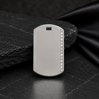 Zilverkleurige ID hanger met steentjes en gravure