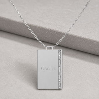 Zilverkleurige hanger met siersteentjes en gravure