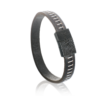Leren armband met afdruk in zwart edelstalen schuifslot