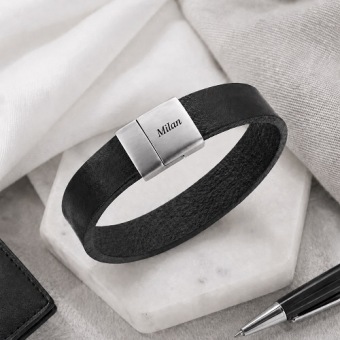 Zwart leren armband met RVS sluiting en gravure