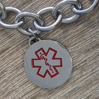 SOS Armband Met Medische Bedel En RVS Gravure