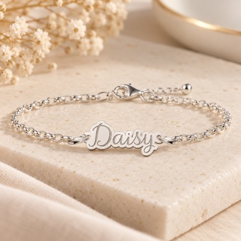 Zilveren naamarmband Daisy met sierlijke letters.