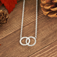 Hanger met twee cirkels zirkonia's en gravure zilver