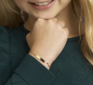 Gouden kinderarmbandje met roze hartjesbedel