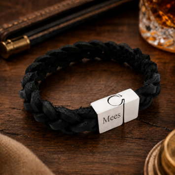 Gevlochten leren armband met RVS gravure