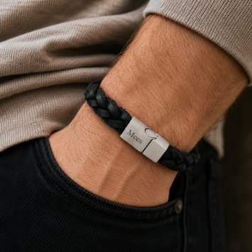 Gevlochten leren armband met RVS gravure