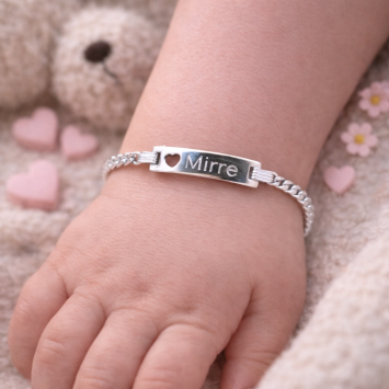 Baby armbandje met naam en hartje met graveren rechte letter