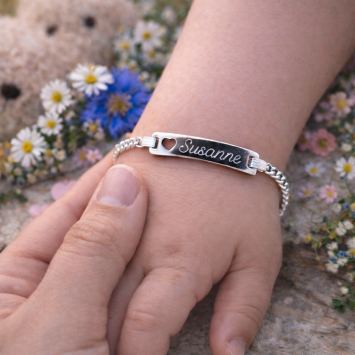 Baby armbandje met naam en hartje in sierletter