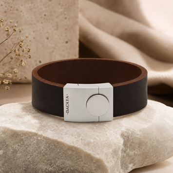Dacaya bruin grijze leren armband met RVS sluiting en gravure