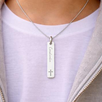 Gepersonaliseerde Zilveren Communie Bar Hanger met Kruis draagfoto