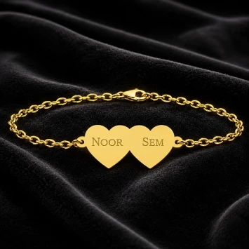 Gouden armband met twee hartjes en gegraveerde namen