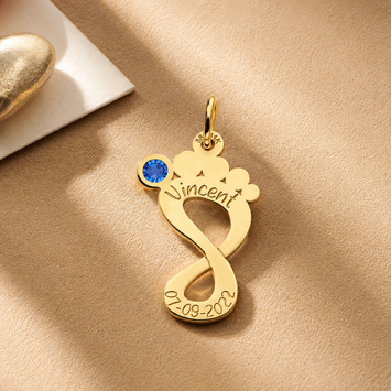 Gouden baby voet hanger met geboortesteen en gravure
