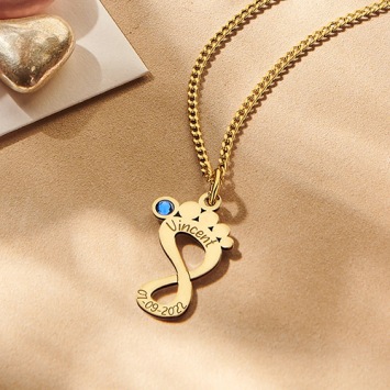 Gouden baby voet hanger met geboortesteen en gravure
