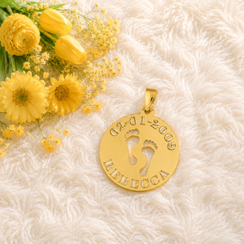 Gouden babyhanger met voetjes naam en datum