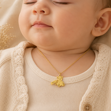 Gouden babyhanger met kleine beer en persoonlijke gravure