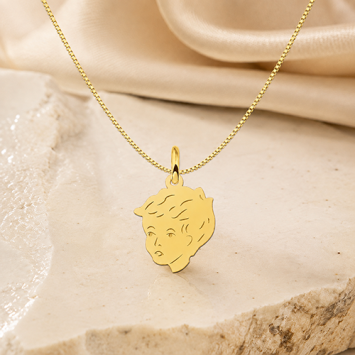 Kleine gouden jongenshanger met kinderkopje en gravure