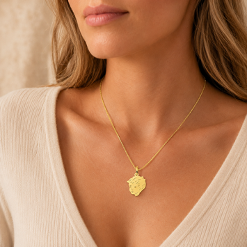 Kleine gouden jongenshanger met kinderkopje en gravure