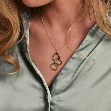 Gouden ketting hanger drie harten
