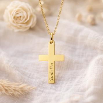 Gouden kruishanger met naam gravure - gepersonaliseerd communie kruis sfeerfoto