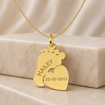 Gouden babyhanger met voetje hart en persoonlijke gravure