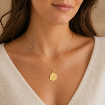 Kleine gouden meisjeshanger met kinderkopje en gravure