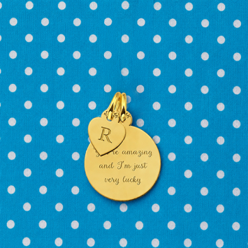 Gouden minimalistische hanger met letter en tekst