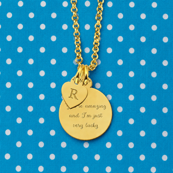 Gouden minimalistische hanger met letter en tekst