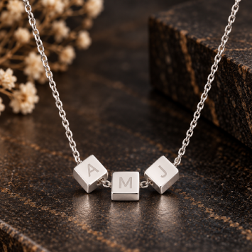 Joy de la Luz ketting met 3 vierkantjes