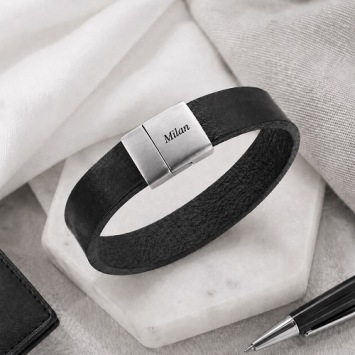 Zwart leren armband met RVS sluiting en gravure